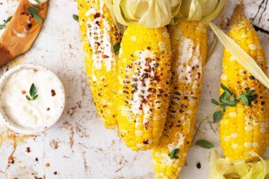 CHAR-GRILLED Mısırlı mayonez ve bitkilerle