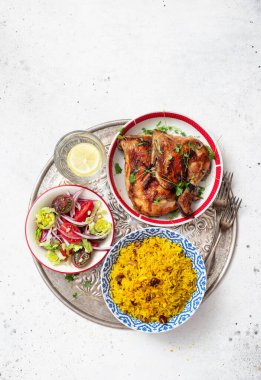 Mercimek, zerdeçal ve salatalı vejetaryen Mujaddara-Rice. Geleneksel Arapça, İsrail yemekleri.