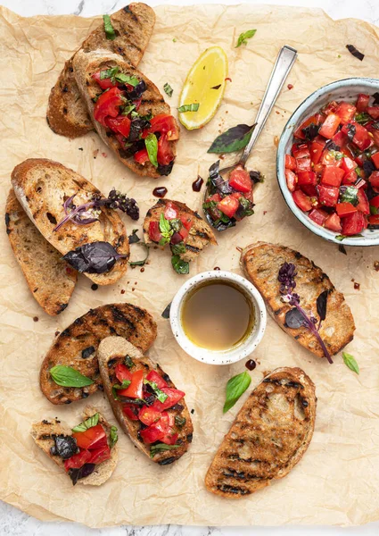 Bruschetta Plakjes Geroosterde Stokbrood Gegarneerd Met Basilicum — Stockfoto