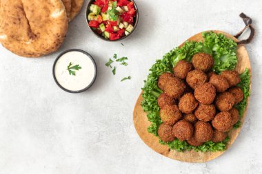 Vejetaryen yemeği. Baharatlı nohut köftesi.