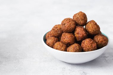 Vejetaryen yemeği. Baharatlı nohut köftesi.