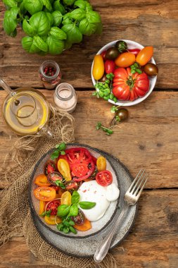 Domatesli salata ve burrata peyniri