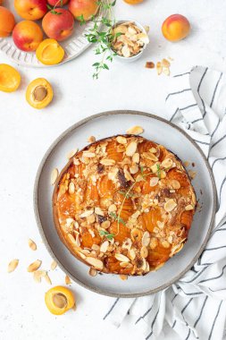 Kayısı ve bademli ev yapımı turta.