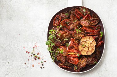 Taze bitki ve baharatlı kurutulmuş domates.