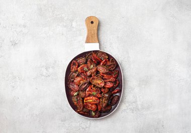 Taze bitki ve baharatlı kurutulmuş domates.