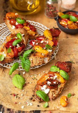 Mozzarella peyniri ve güneşte kurutulmuş domatesli