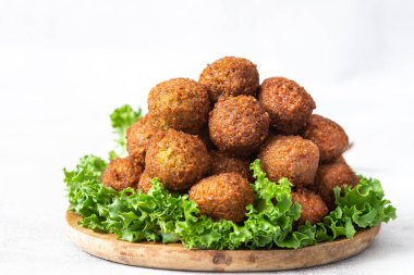 Vejetaryen yemeği. Baharatlı nohut köftesi.