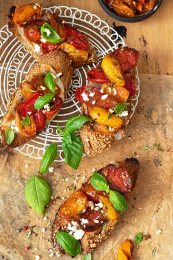 Mozzarella peyniri ve güneşte kurutulmuş domatesli