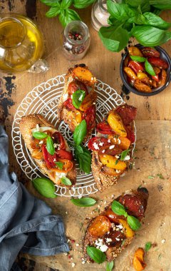 Mozzarella peyniri ve güneşte kurutulmuş domatesli