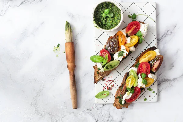 Broodjes Bruschetta Met Tomaten Burrata Kaas Pesto Traditionele Gegrilde Bruschetta — Stockfoto