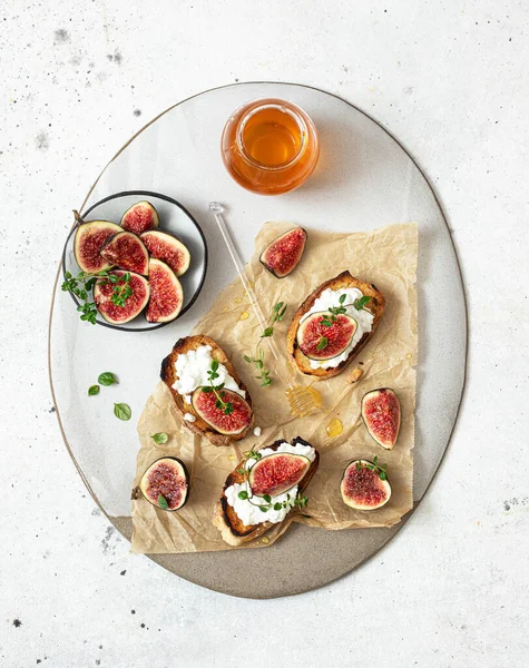 Bruschetta Met Kwark Vijgenschijfjes Honing — Stockfoto