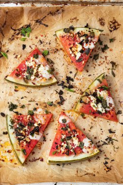 Baharatlı ve peynirli ızgara karpuz dilimleri