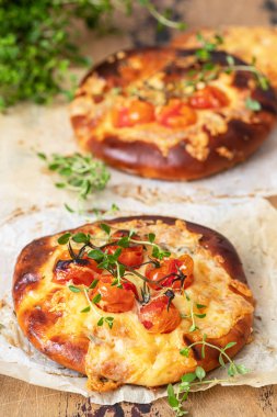 Domates kirazlı ev yapımı peynirli Focaccia.