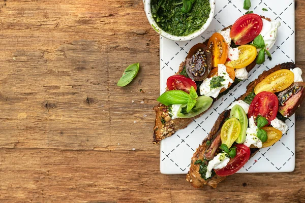 Broodjes Bruschetta Met Tomaten Burrata Kaas Pesto Traditionele Gegrilde Bruschetta — Stockfoto