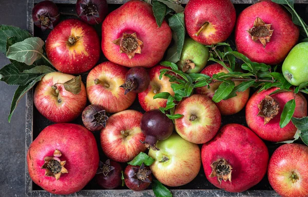 Wooden Box Fresh Apples Pomegranates Leaves — Stock Photo, Image