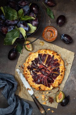 Frangipan ve bademlerle Plum Galette
