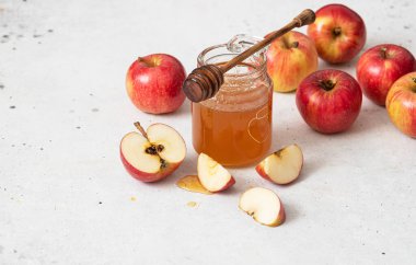 Masada bal kavanozlu elmalar 