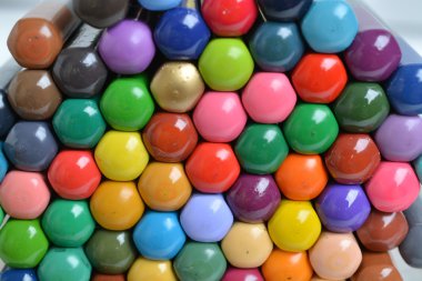 arka planı renkli kalemler