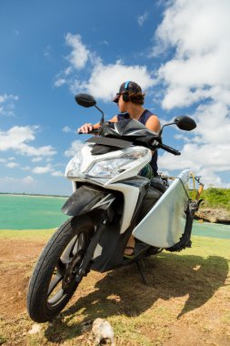 Açık havada, Endonezya kültür, surfboard ile motosiklet