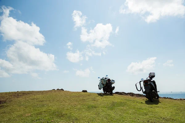 Motorrad mit Surfbrett im Freien, indonesische Kultur — Stockfoto