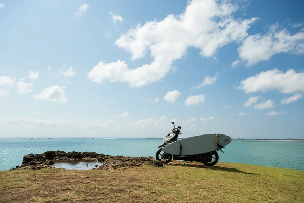 Motocicleta con tabla de surf al aire libre, cultura indonesia — Foto de Stock