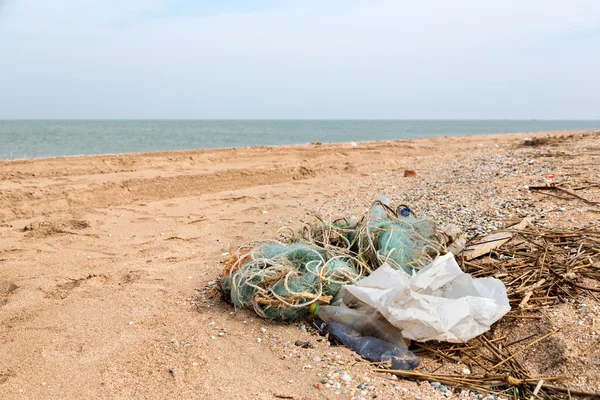 Pollution: garbages, plastic, and wastes on the beach after winter storms. Azov sea. Dolzhanskaya Spit — Stock Photo, Image