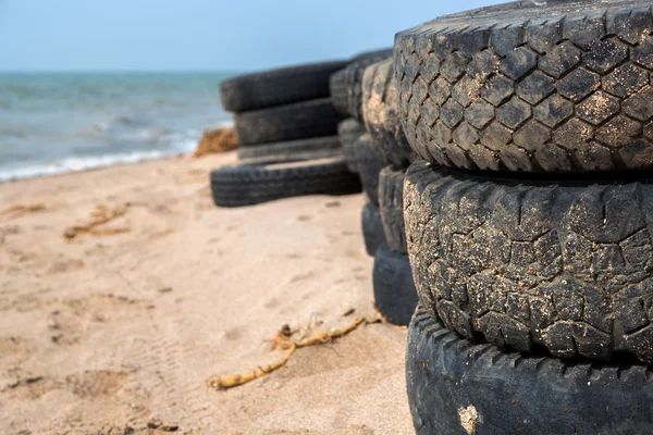 Fait maison brise-lames des roues sur la mer. Mer d'Azov. Dolzhanskaya Spit Images De Stock Libres De Droits