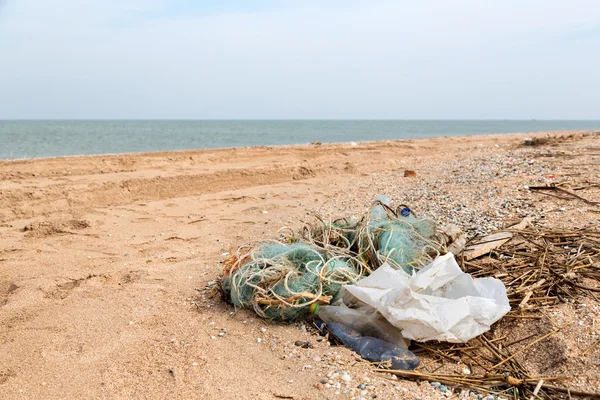 Pollution: garbages, plastic, and wastes on the beach after winter storms. Azov sea. Dolzhanskaya Spit — Stock Image Pollution: garbages, plastic, and wastes on the beach after winter storms. Azov sea. Dolzhanskaya Spit Royalty Free Stock Photos