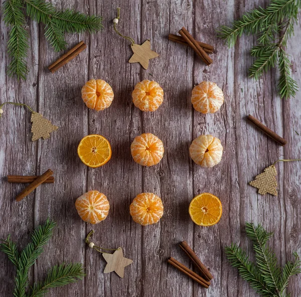 Mandarines orange avec branches arbre de Noël et cannelle sur fond bois — Photo