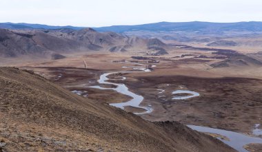 Baykal Gölü yakınlarındaki dağ vadisinde Anga nehri soğuk. Dağ manzarası.