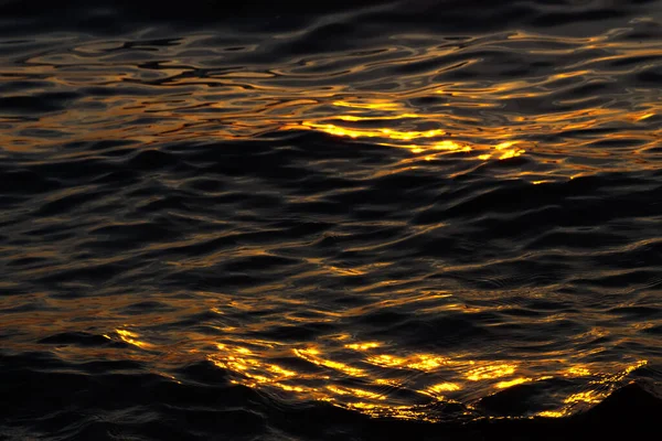 Морские или океанские волны. Темно-синее море с золотыми волнами рано утром. Естественный фон. — стоковое фото