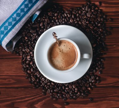 çuvala ile kahve fincan koyu ahşap arka plan kavrulmuş fasulye