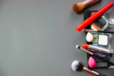 Gri arka planda bir sürü makyaj