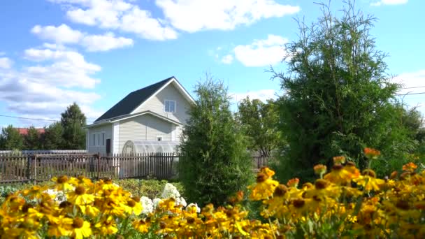 Houten huis voor rust in het dorp — Stockvideo