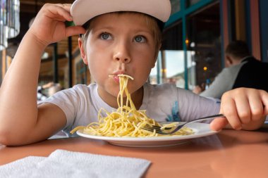 6 yıllık şapkalı bir çocuk.