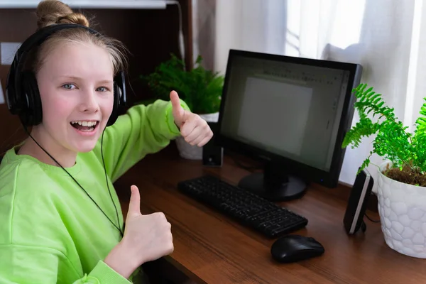 Chica Adolescente Con Pelo Largo Rubio Ojos Azules Con Auriculares — Foto de Stock