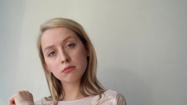 Düşünme portresi ya da gri arka planda rüya gören sarışın kız. Mesaj için yer var. Pankart