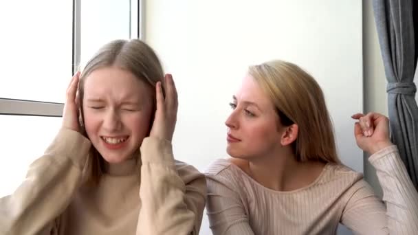 Młoda Biała Dziewczyna Krzyczy Drażni Się Inną Inna Zakrywa Uszy — Wideo stockowe