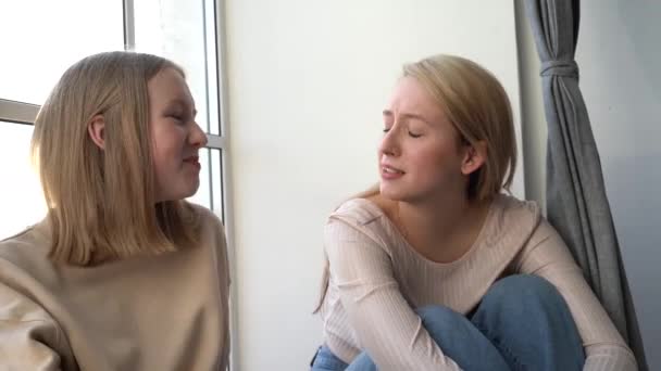Duas Irmãs Sentadas Perto Janela Falar Notícias Rosto Menina Surpreso — Vídeo de Stock