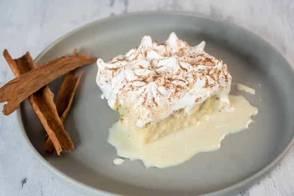 Trois gâteaux au lait, dessert traditionnel d'Amérique latine — Photo