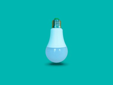 Yüzen beyaz LED ampul turkuaz renk arkaplanında izole edildi. 