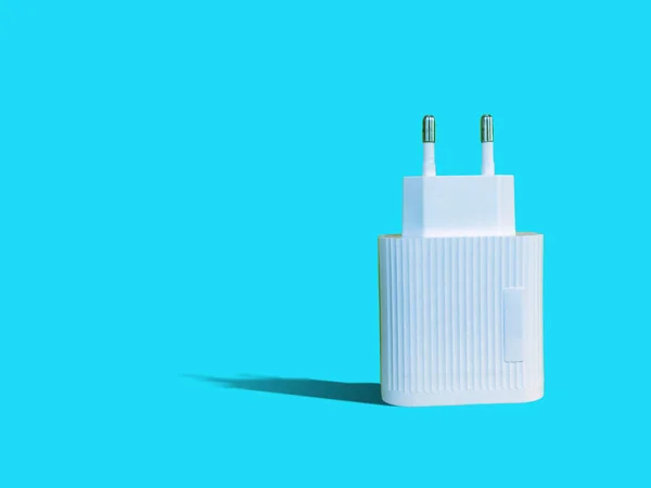 White Travel Charger Adapter Geïsoleerd Heldere Turquoise Kleur Achtergrond Verticale — Stockfoto