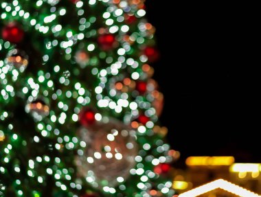 Bokeh soyut geçmişi, oyuncaklı Noel ağacı