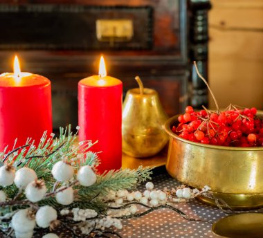 Pirinçten, mumlardan, viburnum üzümünden, Noel arifesinden yapılmış yemek takımı.