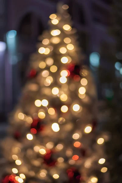 Latar belakang abstrak Bokeh, pohon Natal dengan mainan Stok Foto Bebas Royalti