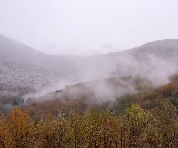 Berglandschaft mit bewölktem Himmel und Nebel an einem bewölkten Tag. Regentag im Herbst — Stockfoto