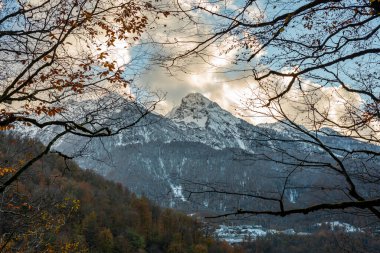 Sonbahar ormanlarından kardaki yüksek dağlara kadar manzara. Sonbahardan kışa geçiş.