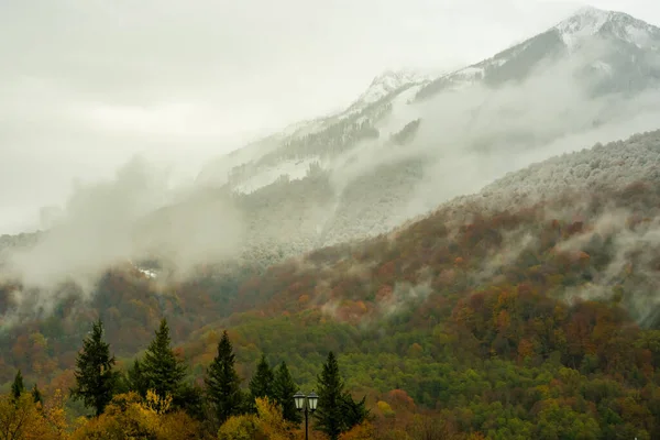 Lanskap Pegunungan Dengan Langit Berawan Dan Kabut Pada Hari Berawan — Stok Foto