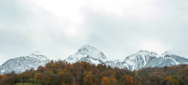 多云的天空 多雾的山景 秋雨天 — 图库照片