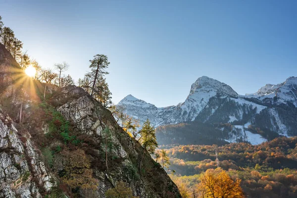 Puncak Gunung Ditutupi Dengan Salju Kaukasus Poliana Krasnaya — Stok Foto